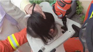 龙港某包装厂突发惊魂一幕！3 岁女孩头部被卡在.....