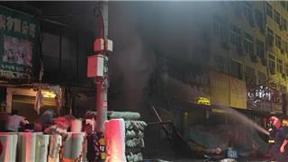 龙港一沿街店铺，楼上吃饭楼下起火！一扇门隔开了“生死”！