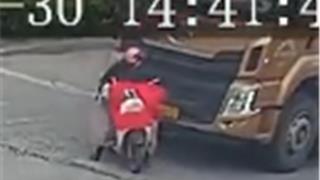 【视频】龙港一电动车抢行大货车被卷入车底