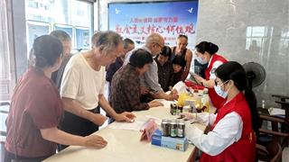 “家门口”享名医服务 龙港市老科协义诊暖人心